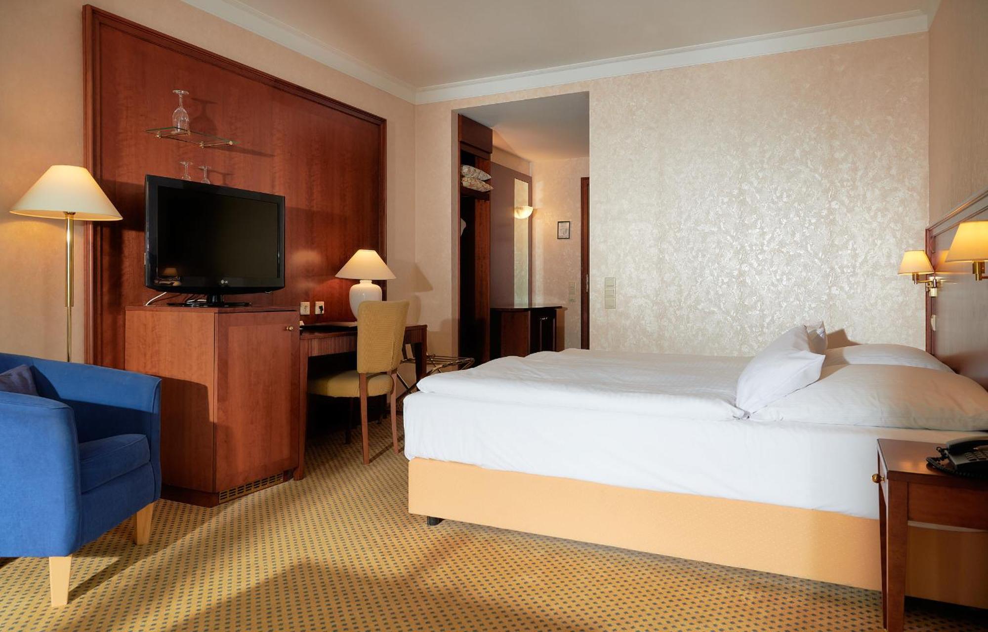 Grand Hotel Binz Extérieur photo A typical room at the hotel