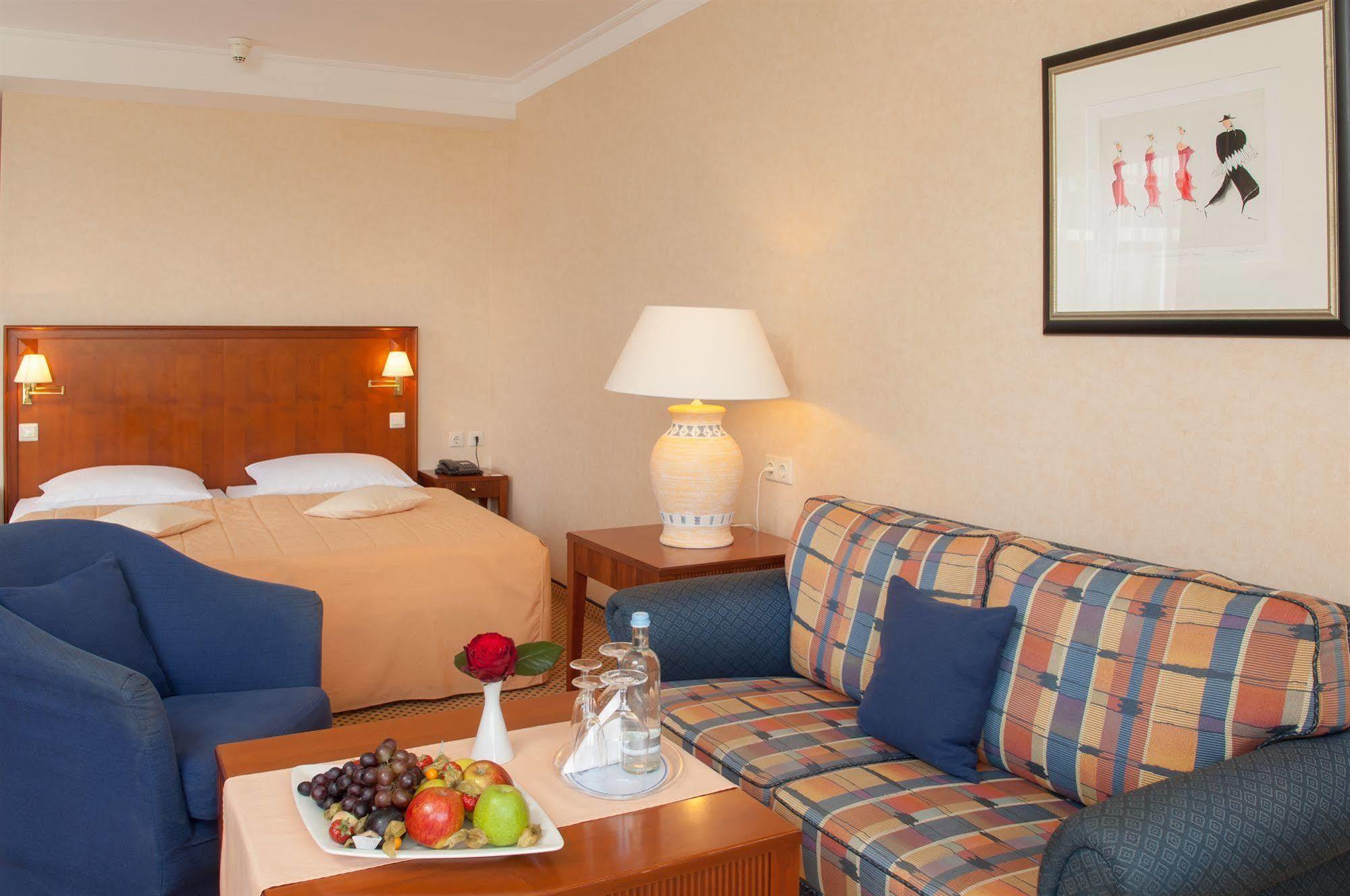 Grand Hotel Binz Extérieur photo A room at the hotel